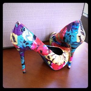 Steven Madden flowery platform pump